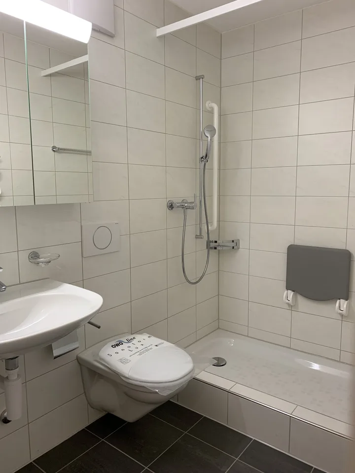 schöne 2 1/2 Zimmerwohnung mit Lift – Foto 11 von 13