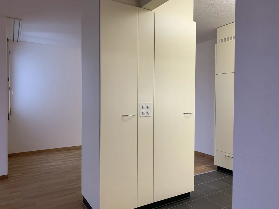 schöne 2 1/2 Zimmerwohnung mit Lift – Foto 8 von 13