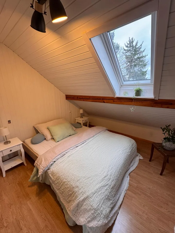 Charming attic apartment with lake view – photo 6 of 7
