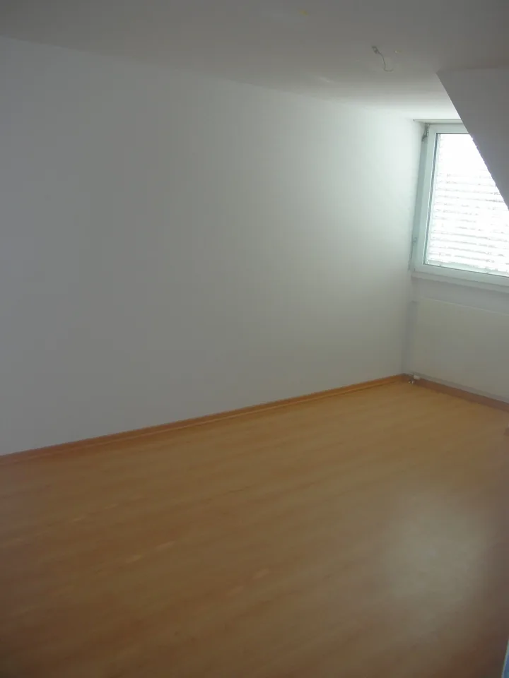 Charmante 2.5-Zimmer-Dachwohnung mit Balkon in Wangen bei Olten – Foto 5 von 9