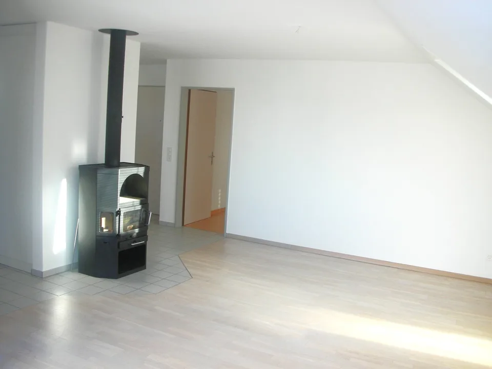 Charmante 2.5-Zimmer-Dachwohnung mit Balkon in Wangen bei Olten – Foto 2 von 9