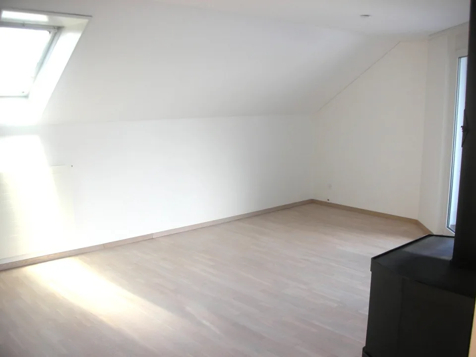 Charmante 2.5-Zimmer-Dachwohnung mit Balkon in Wangen bei Olten – Foto 4 von 9