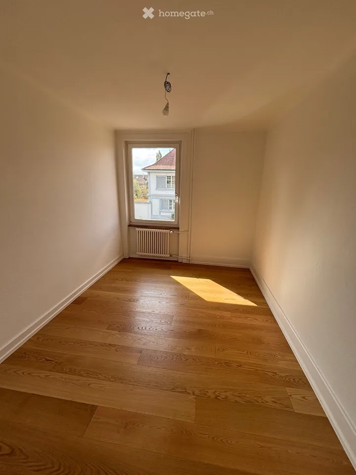 Grosse 4.5-Zimmer-Wohnung mit schönem Garten und Swimming-Pool – Foto 5 von 14