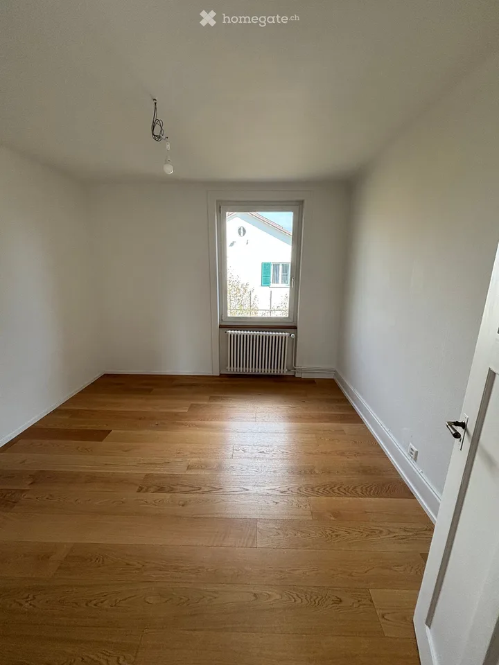 Grosse 4.5-Zimmer-Wohnung mit schönem Garten und Swimming-Pool – Foto 6 von 14