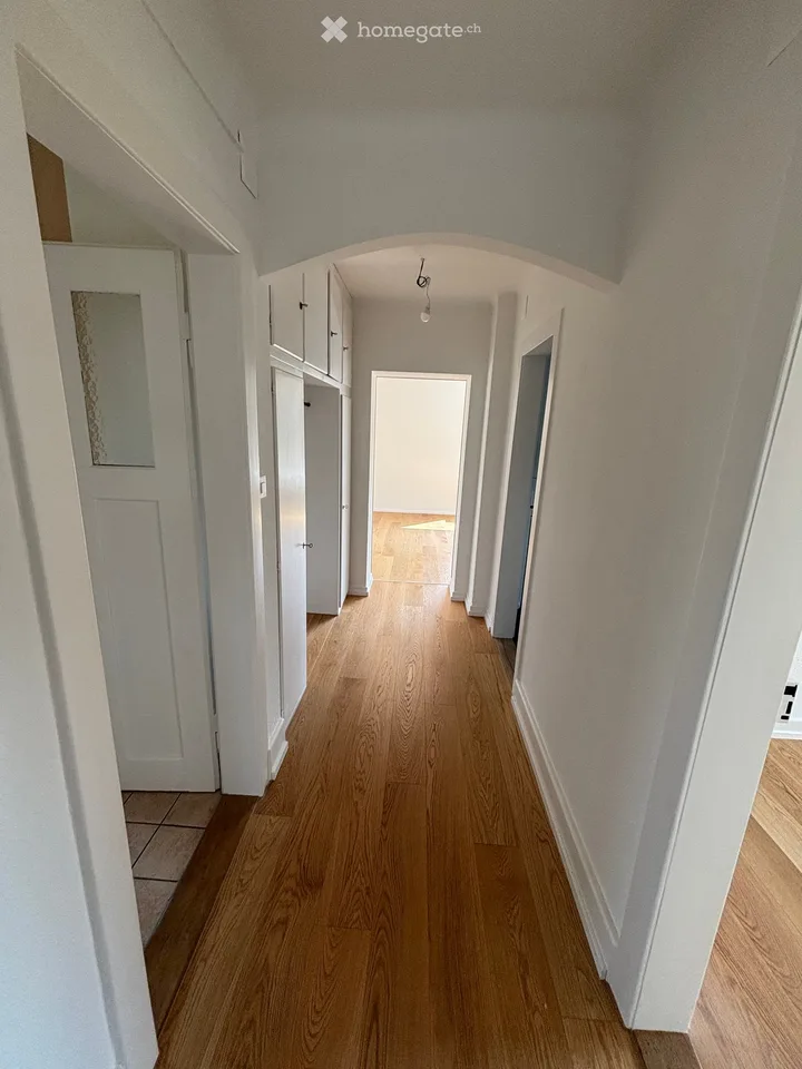Grosse 4.5-Zimmer-Wohnung mit schönem Garten und Swimming-Pool – Foto 3 von 14