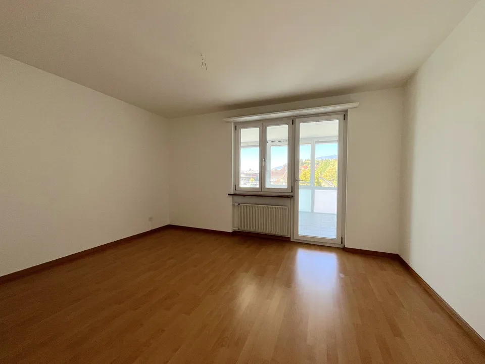 Bright 3.5-room apartment with balcony and winter garden in Langendorf – photo 8 of 11