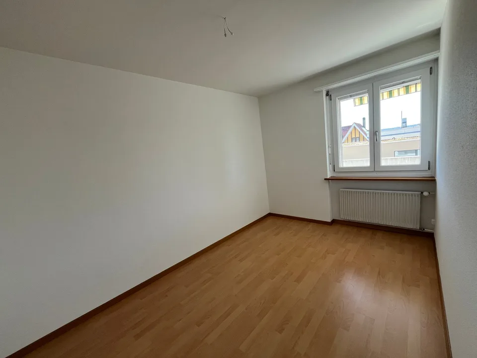 Bright 3.5-room apartment with balcony and winter garden in Langendorf – photo 7 of 11