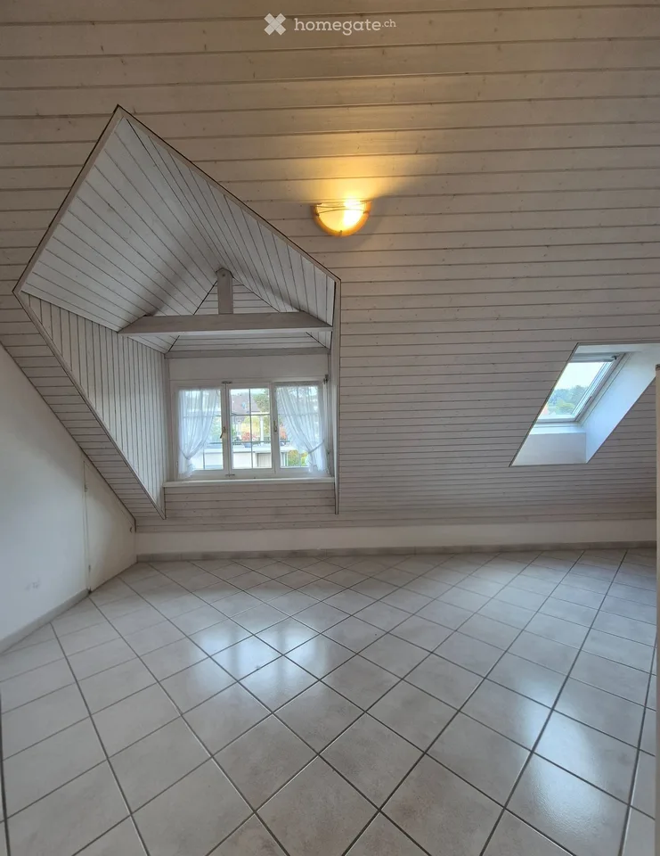 Dachwohnung mit Chemine und Balkon ,2.5 Zimmer hell getäfert – Foto 4 von 5