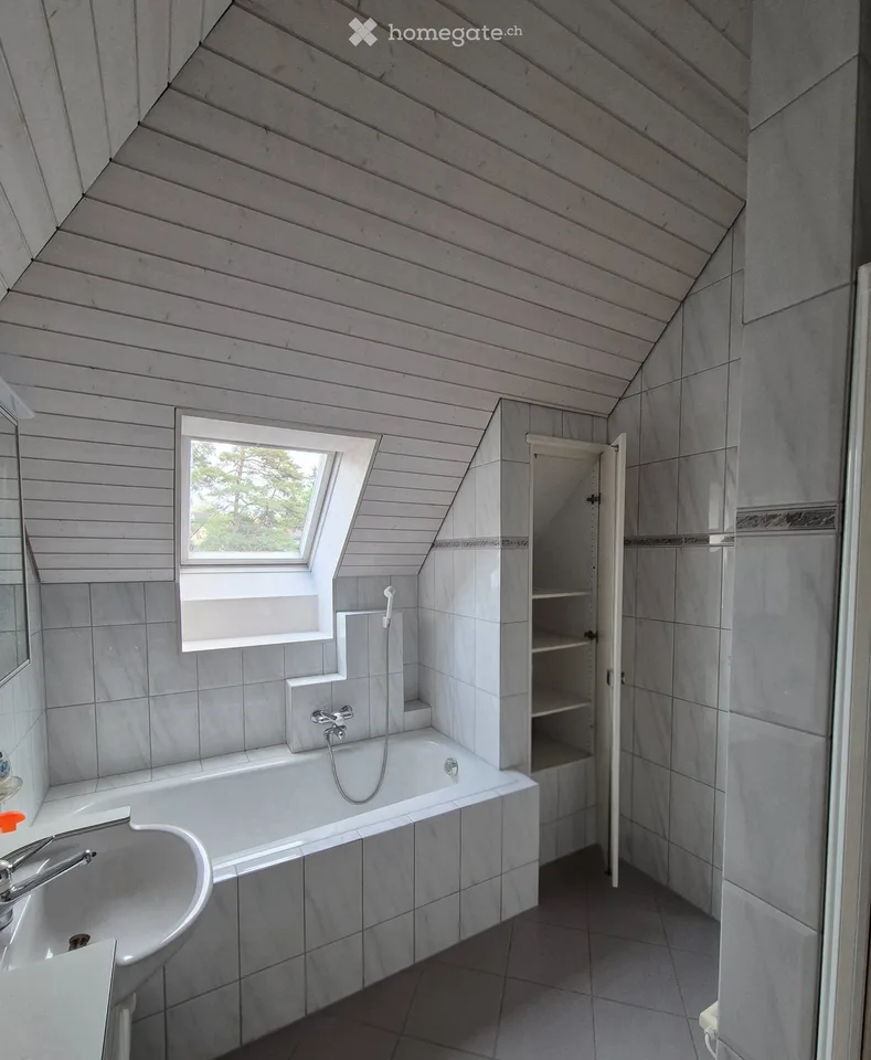 Dachwohnung mit Chemine und Balkon ,2.5 Zimmer hell getäfert – Foto 3 von 5