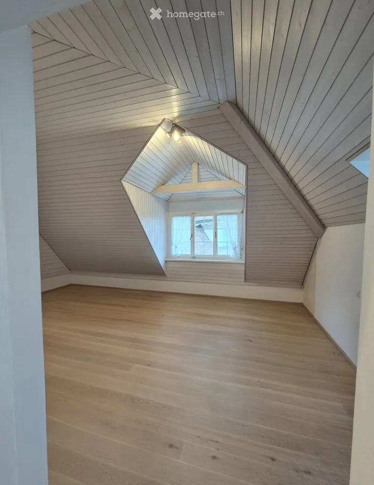 Dachwohnung mit Chemine und Balkon ,2.5 Zimmer hell getäfert – Foto 2 von 5