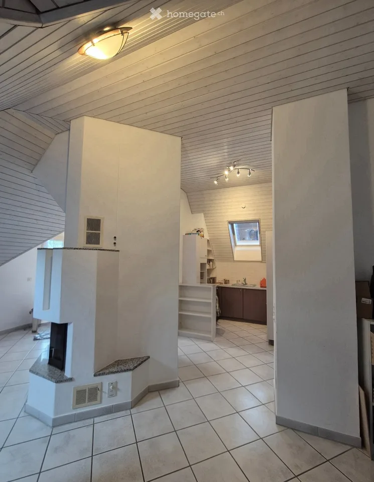 Dachwohnung mit Chemine und Balkon ,2.5 Zimmer hell getäfert – Foto 5 von 5