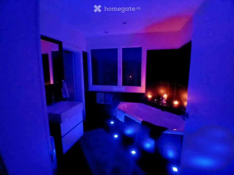 Tolles Zimmer mit eigenem Bad und Badewanne – Foto 2 von 4