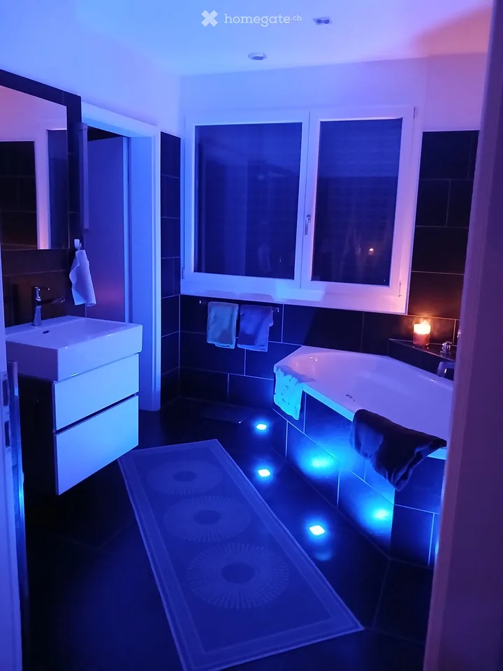 Tolles Zimmer mit eigenem Bad und Badewanne – Foto 3 von 4