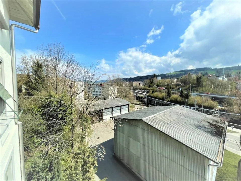 Charmante Dachwohnung direkt neben der Universität St. Gallen (HSG) – Foto 2 von 14