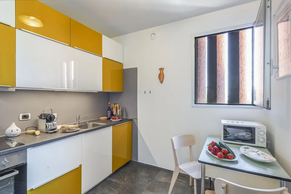 Modernes 3.5-Zimmer-Apartment mit Seeproximität in Bissone (4 Monate Mindestaufenthalt) – Foto 4 von 15