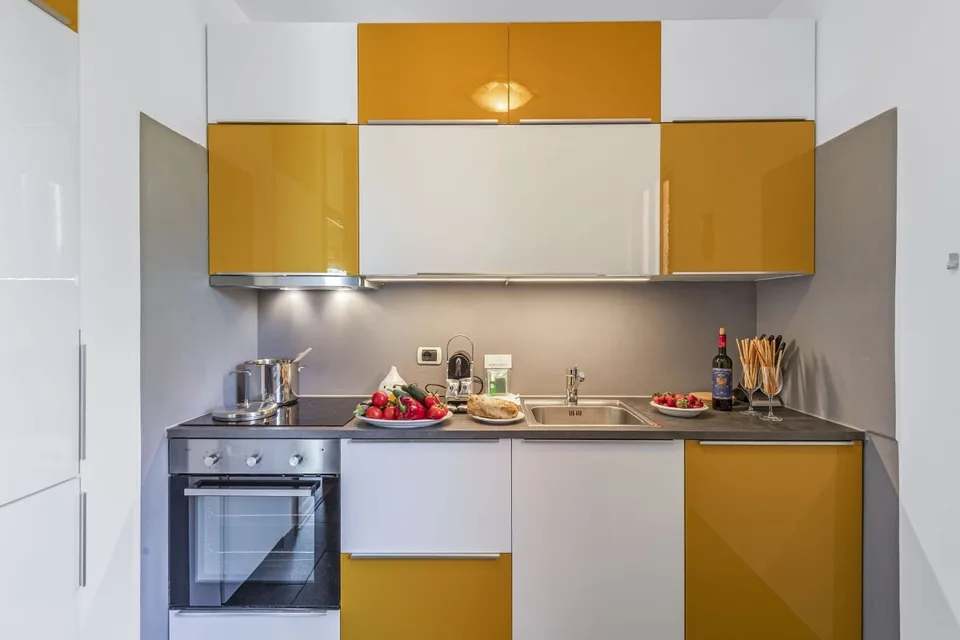 Modernes 3.5-Zimmer-Apartment mit Seeproximität in Bissone (4 Monate Mindestaufenthalt) – Foto 13 von 15