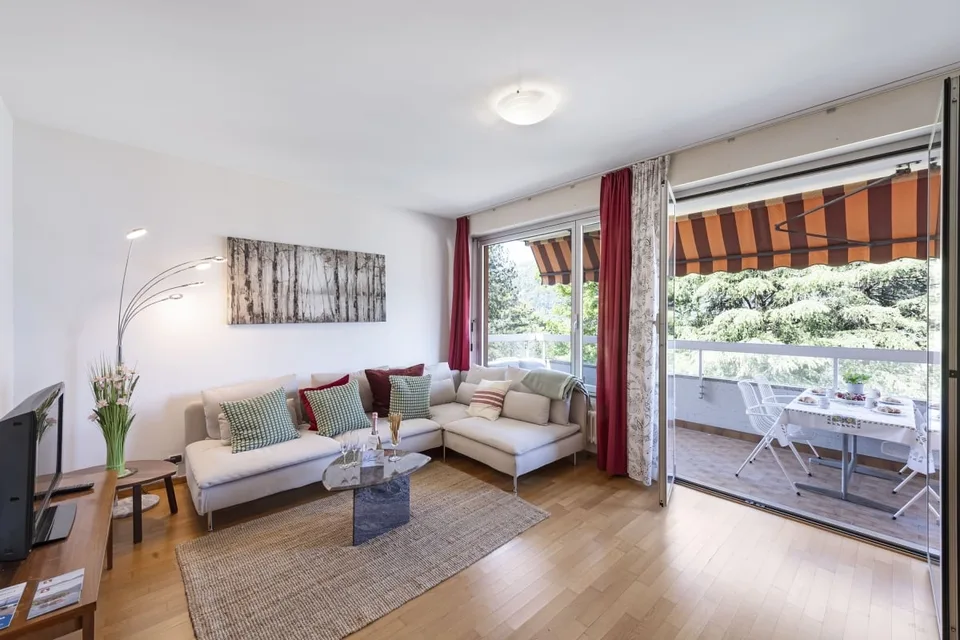 Modernes 3.5-Zimmer-Apartment mit Seeproximität in Bissone (4 Monate Mindestaufenthalt) – Foto 2 von 15