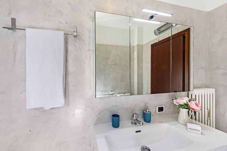 Modernes 3.5-Zimmer-Apartment mit Seeproximität in Bissone (4 Monate Mindestaufenthalt) – Foto 15 von 15