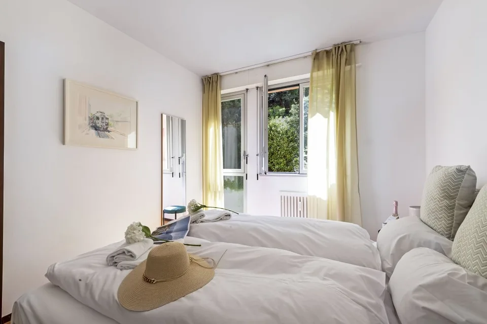Modernes 3.5-Zimmer-Apartment mit Seeproximität in Bissone (4 Monate Mindestaufenthalt) – Foto 5 von 15