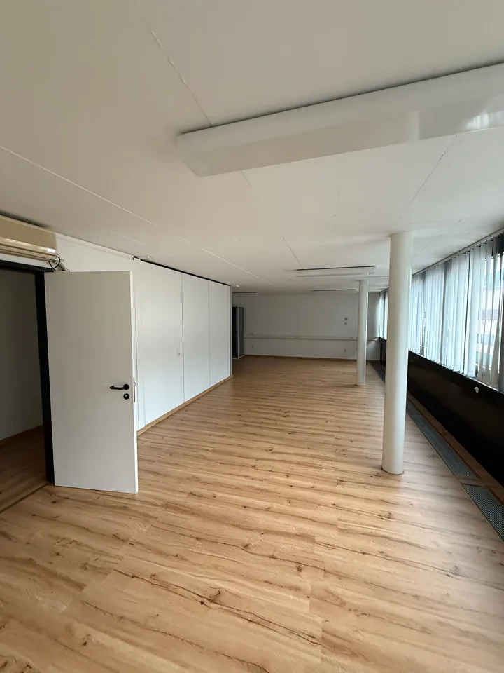 Helles Büro mit 6 Räumen zur Miete in Lamone – Foto 2 von 8