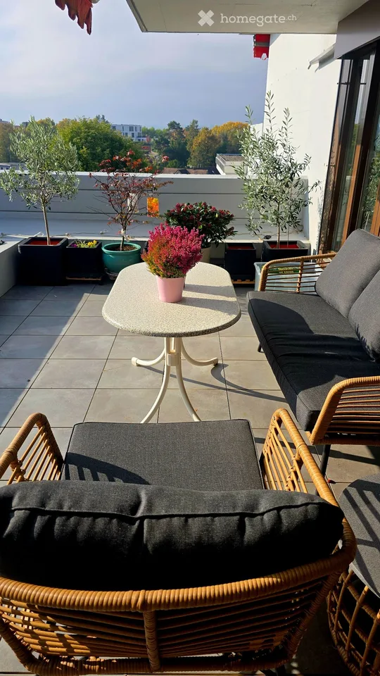 Helles, möbliertes Zimmer mit direktem Zugang zur Terrasse – Foto 2 von 5