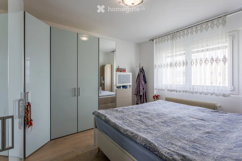 Schönes Apartment 4,5 Zimmer, 2. Stock, renoviert, Aufzug & Balkon – Foto 4 von 5
