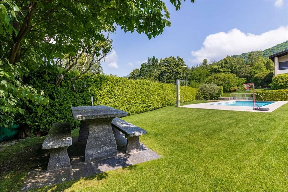 Grande villa avec piscine et jardin à vendre à Villa Luganese – photo 10 sur 10