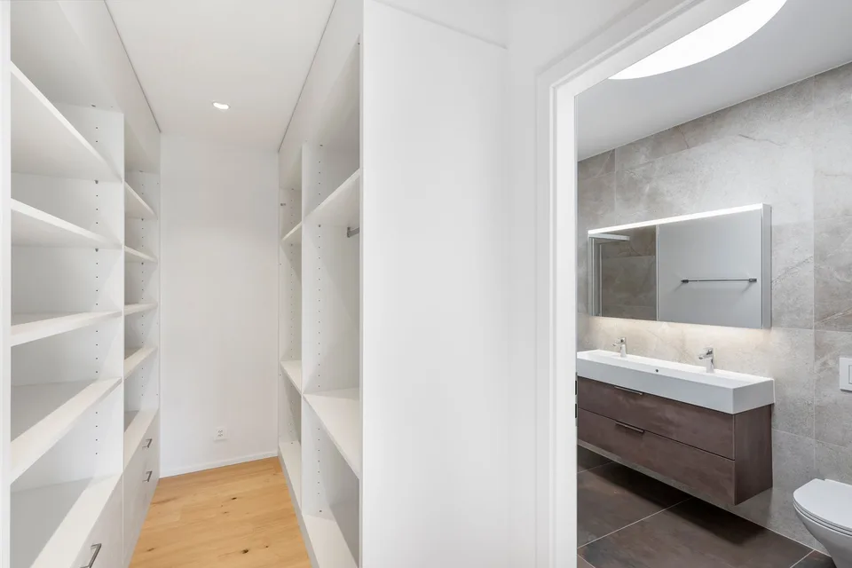 MATRAN – PRÄCHTIGES ATTIKAPARTMENT MIT 5.5 ZIMMERN UND AUßERGEWÖHNLICHER TERRASSE VON 171 M² – Foto 5 von 9
