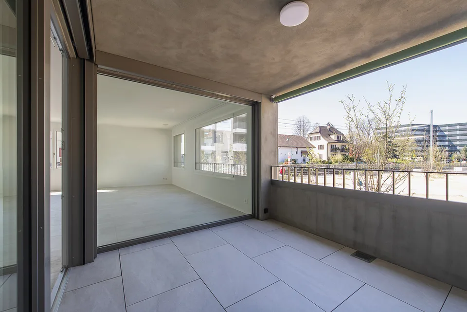 **grosse, moderne 2.5 ZWG** in der Wohnüberbauung zum Park – Foto 2 von 9