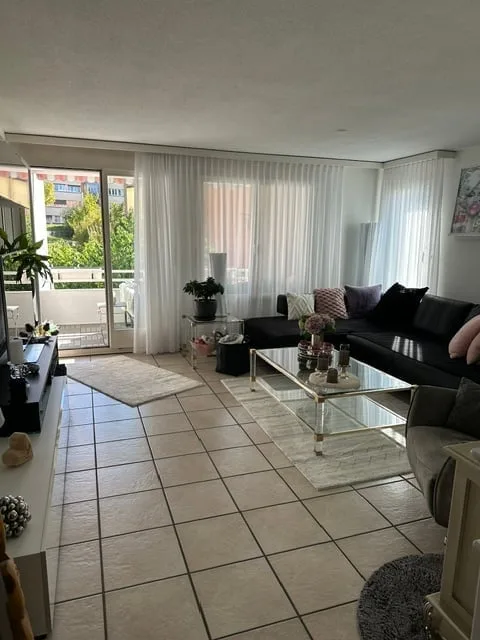 Attraktive Wohnung an ruhiger Lage in Wollerau – Foto 2 von 7