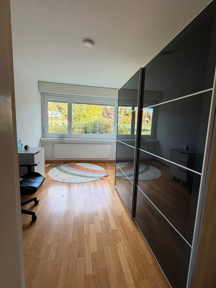 Geräumige 4.5-Zimmer-Wohnung mit privatem Ausgang zum Garten in Zollikerberg – Foto 3 von 13
