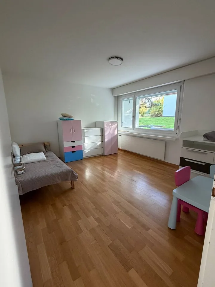 Geräumige 4.5-Zimmer-Wohnung mit privatem Ausgang zum Garten in Zollikerberg – Foto 4 von 13