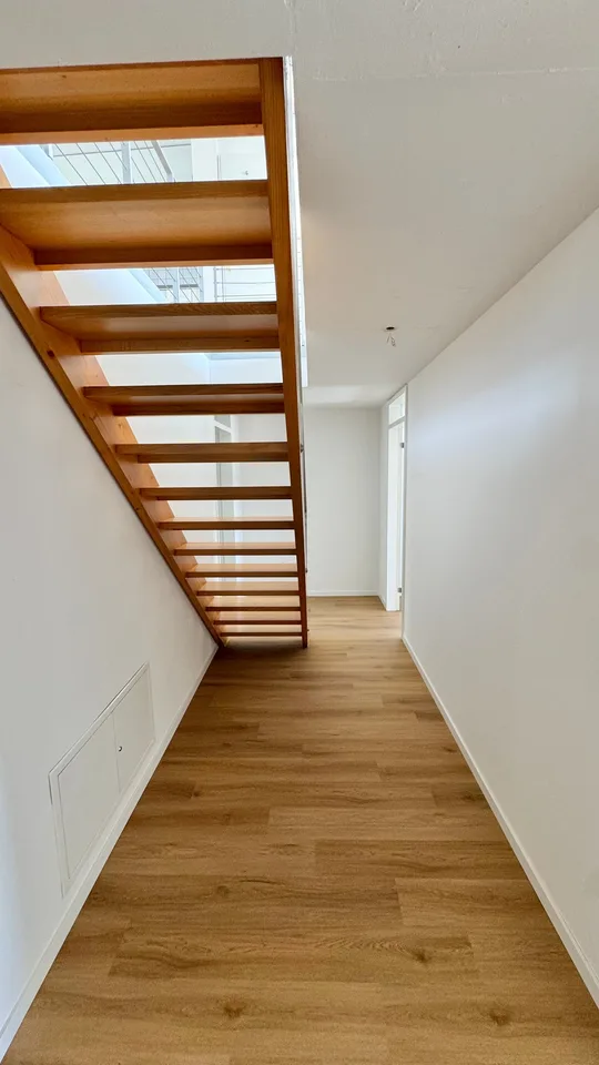 Moderne 4.5-Zimmer-Maisonette-Wohnung in Oberengstringen – Foto 3 von 8
