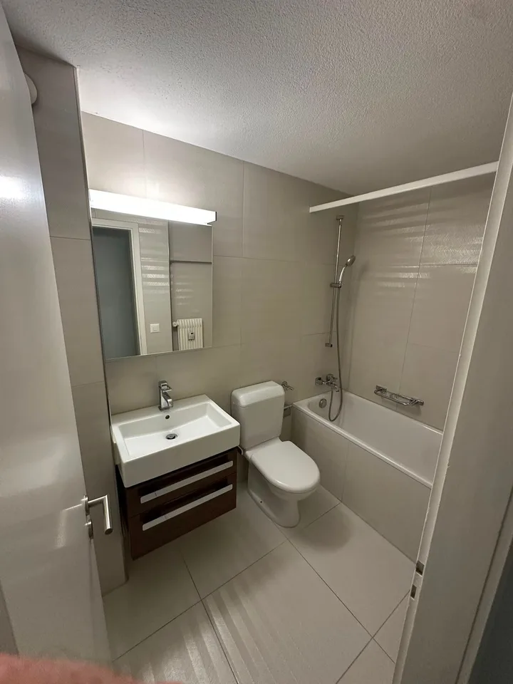 Ab 1.2./1.3. - Schöne 2.5 Zi Wohnung mit Balkon, grosse Einzelgarage – Foto 17 von 21