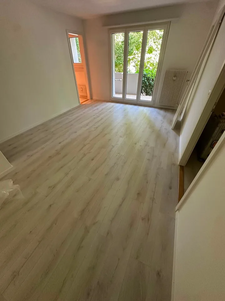 Ab 1.2./1.3. - Schöne 2.5 Zi Wohnung mit Balkon, grosse Einzelgarage – Foto 3 von 21