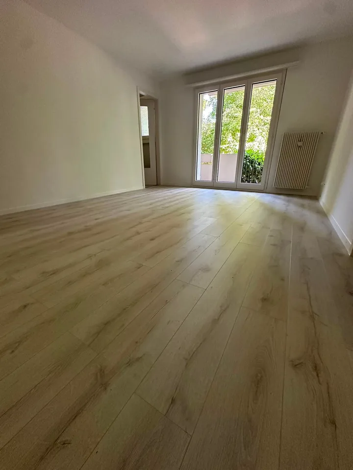 Ab 1.2./1.3. - Schöne 2.5 Zi Wohnung mit Balkon, grosse Einzelgarage – Foto 7 von 21