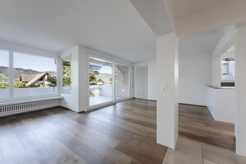 Sonnige 3.5-Zimmer-Wohnung mit Bergsicht inkl. Garagenplatz – Foto 2 von 11