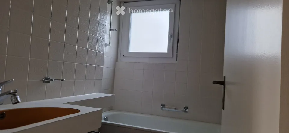 Renovierte 3.5-Zimmer-Wohnung mit Balkon in Allschwil, nahe Basel – Foto 3 von 6