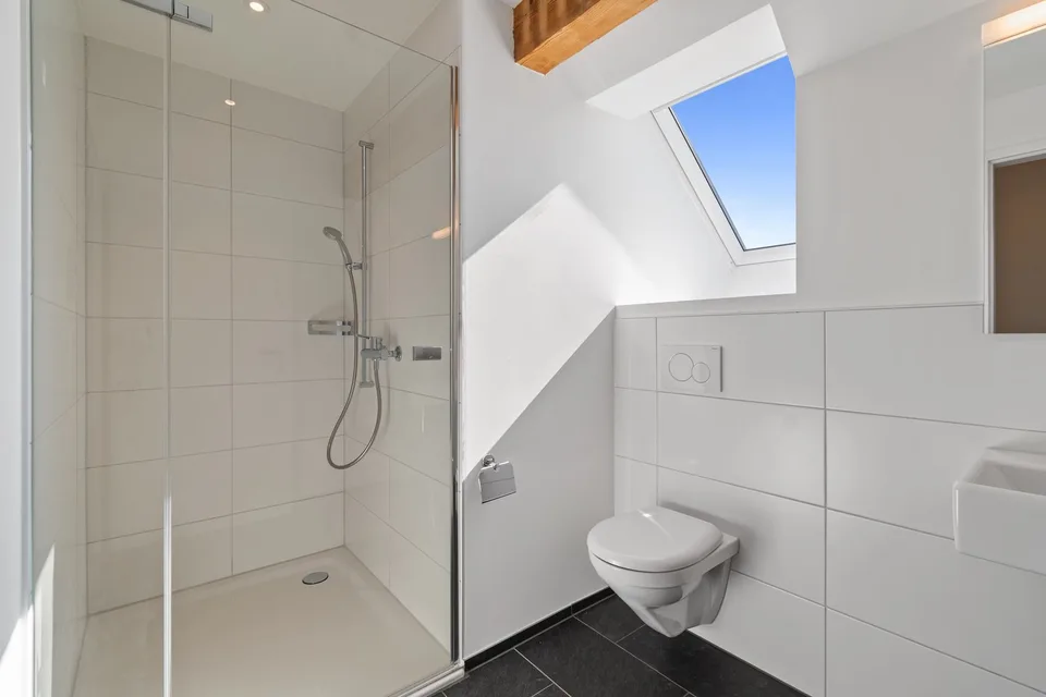 Grosszügige, helle 2.5-Zimmer Dachwohnung – Foto 7 von 7