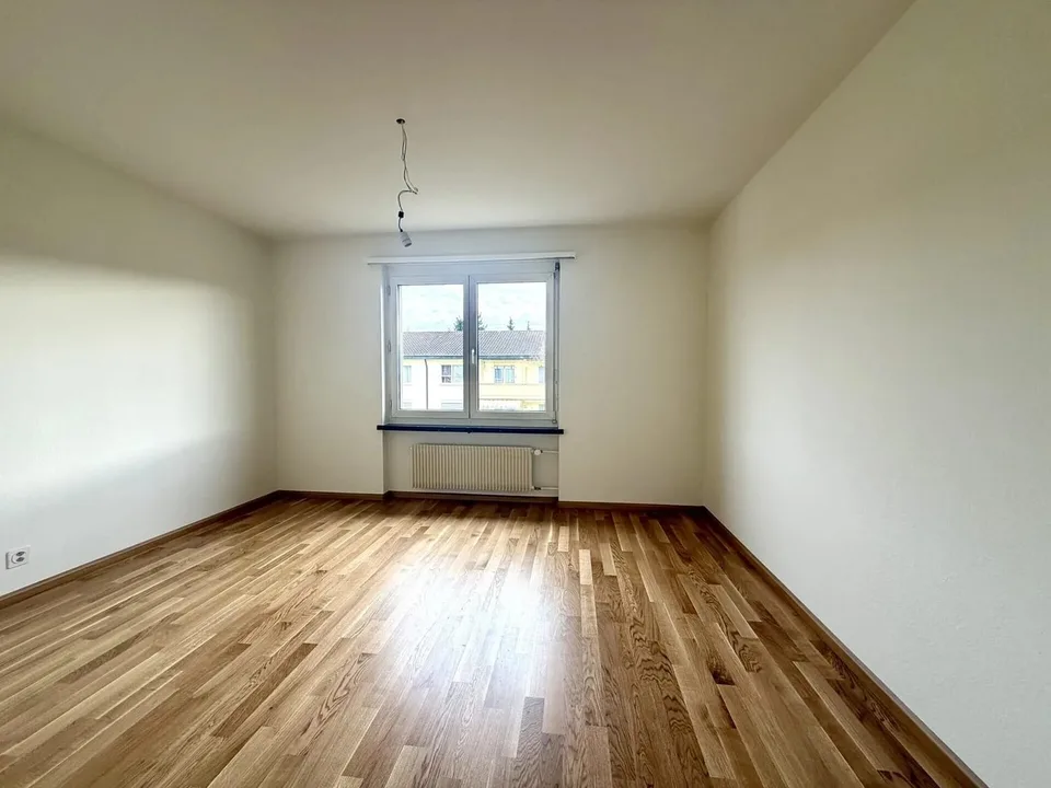4.5-Zimmer-Dachwohnung mit Balkon und Weitblick in Reinach mieten – Foto 3 von 7