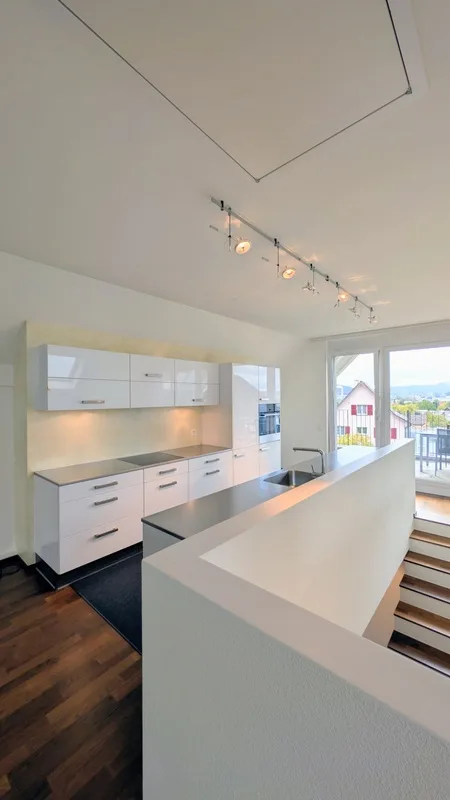 Grosszügige 5.5-Zimmer-Dach-Maisonettewohnung mit Balkon und Stadtblick in Opfikon – Foto 8 von 28