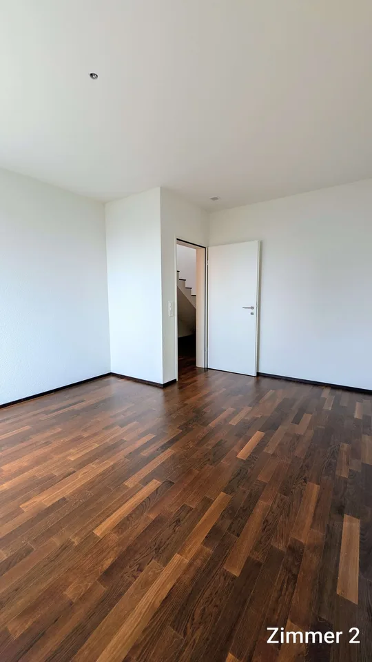 Grosszügige 5.5-Zimmer-Dach-Maisonettewohnung mit Balkon und Stadtblick in Opfikon – Foto 13 von 28
