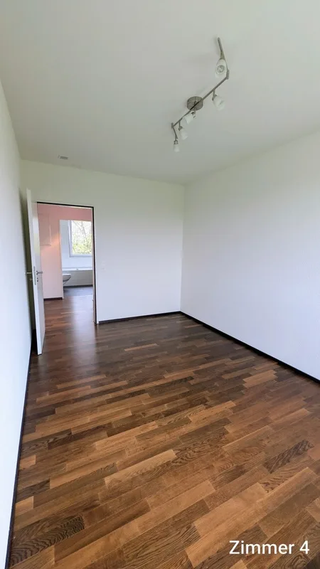 Grosszügige 5.5-Zimmer-Dach-Maisonettewohnung mit Balkon und Stadtblick in Opfikon – Foto 14 von 28