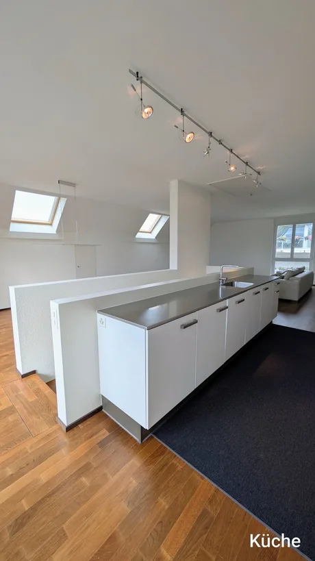 Grosszügige 5.5-Zimmer-Dach-Maisonettewohnung mit Balkon und Stadtblick in Opfikon – Foto 6 von 28