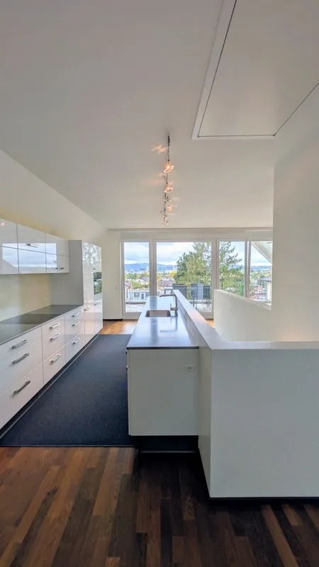 Grosszügige 5.5-Zimmer-Dach-Maisonettewohnung mit Balkon und Stadtblick in Opfikon – Foto 7 von 28