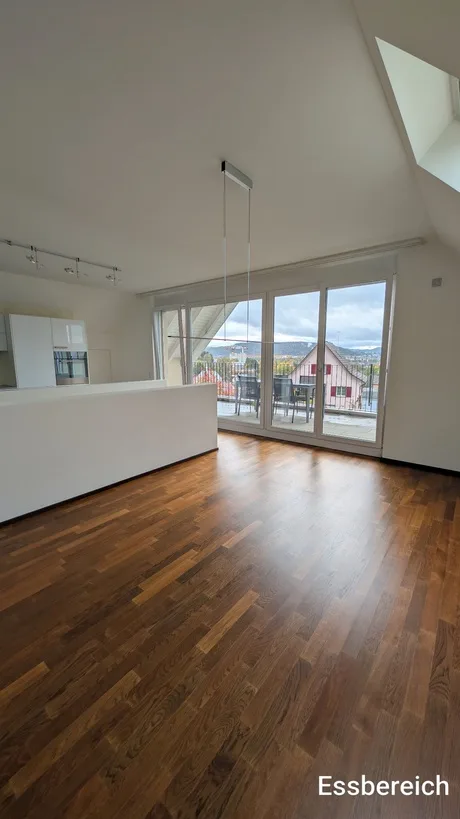 Grosszügige 5.5-Zimmer-Dach-Maisonettewohnung mit Balkon und Stadtblick in Opfikon – Foto 5 von 28
