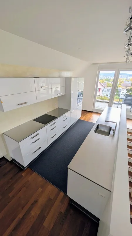 Grosszügige 5.5-Zimmer-Dach-Maisonettewohnung mit Balkon und Stadtblick in Opfikon – Foto 9 von 28