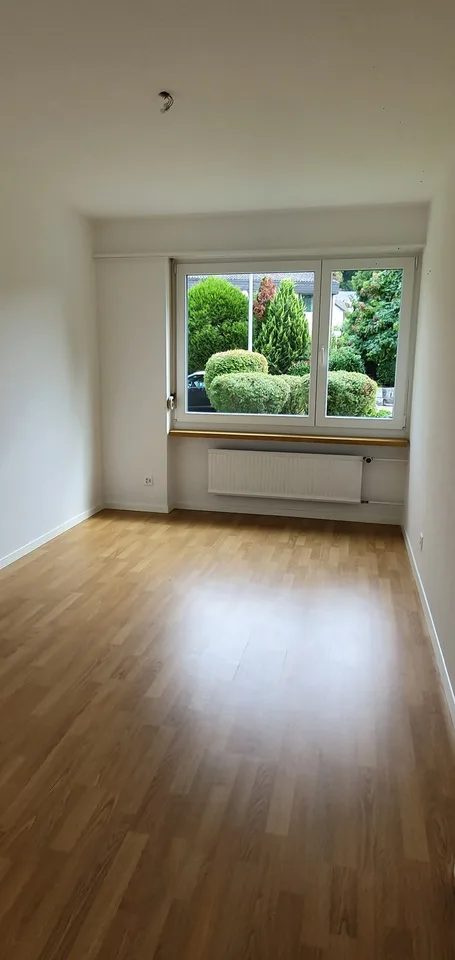 Attraktive 4.5-Zimmer-Wohnung im Erdgeschoss mit Gartensitzplatz – Foto 8 von 10
