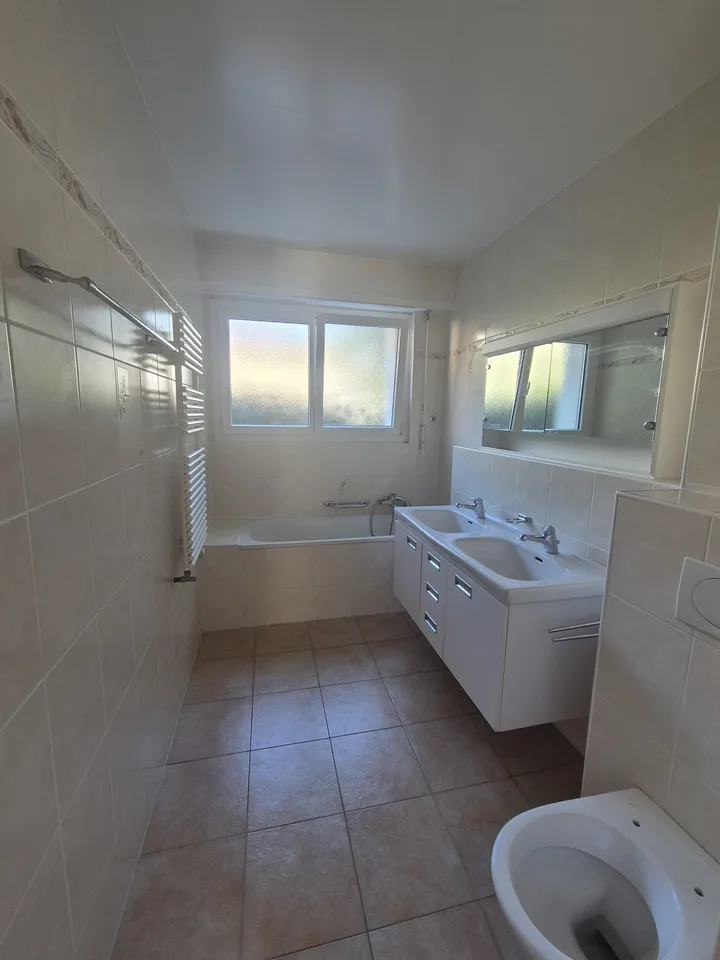 Über 6,5 Zimmer umfassende Durchgangswohnung, 1. Stock, ca. 152 m2 – Foto 5 von 7