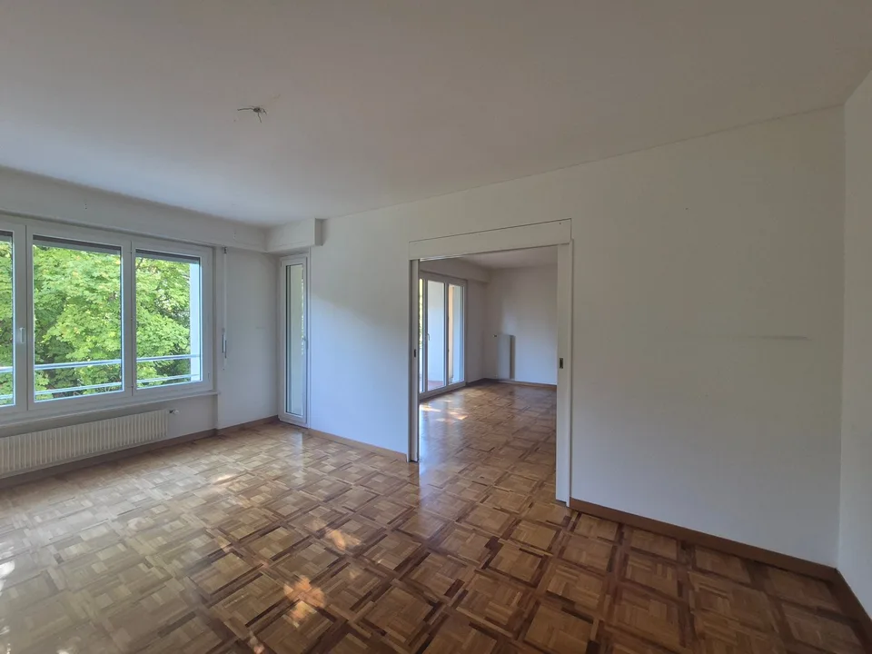 Über 6,5 Zimmer umfassende Durchgangswohnung, 1. Stock, ca. 152 m2 – Foto 2 von 7